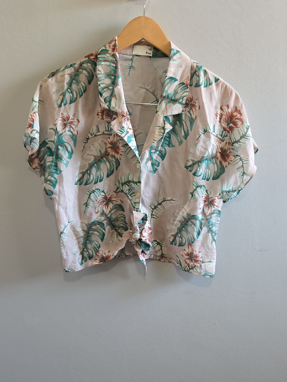 Wilfred Free Aritzia Short Button Down Blouse Palm Motif Size XS